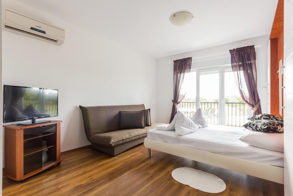 Apartments And Rooms Michaela Fazana Room photo